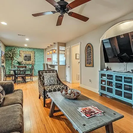 Quiet Plaza Two Bedroom 2 Bathroom